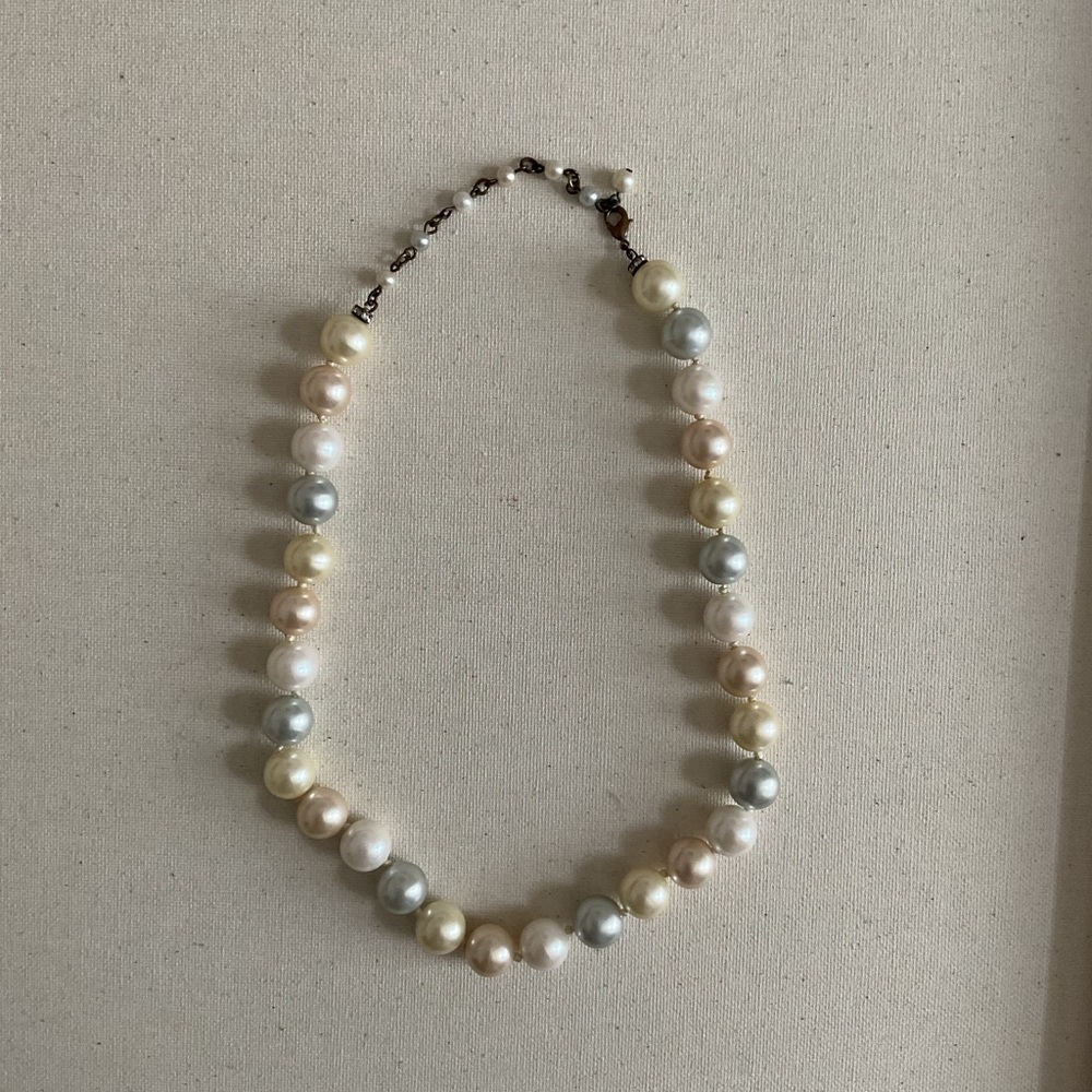 Elegant Pearl Necklace in Cream and Silver